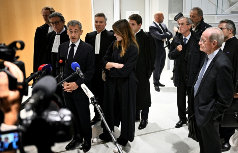 L'ancien président Nicolas Sarkozy s'adresse à la presse, le 25 septembre 2025 au tribunal de Paris ( AFP / JULIEN DE ROSA )