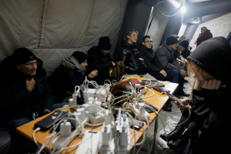 Des habitants dans l'obscurité à Vyshgorod, près de Kiev, le 30 décembre 2025 ( AFP / Tetiana DZHAFAROVA )