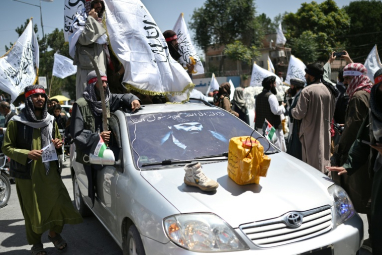 Un faux bidon d'explosif sur le capot d'une voiture lors des célébrations des cinq ans du retour au pouvoir en Afghanistan du mouvement ultra-rigoriste taliban, le 15 août 2026 à Kaboul  ( AFP / Wakil KOHSAR )
