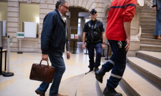L'ex-anesthésiste Frédéric Péchier arrive au tribunal de Besançon le 9 septembre 2025 ( AFP / SEBASTIEN BOZON )