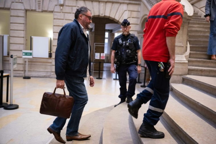 L'ex-anesthésiste Frédéric Péchier arrive au tribunal de Besançon le 9 septembre 2025 ( AFP / SEBASTIEN BOZON )