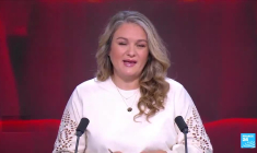 Emma Stone face aux complotistes américains dans "Bugonia" de Yorgos Lanthimos