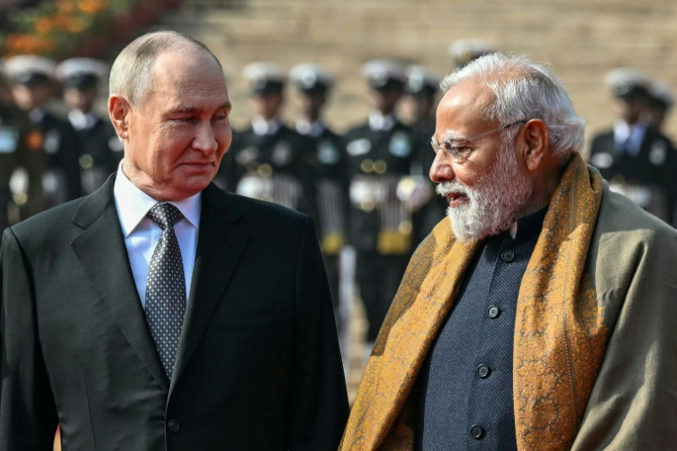 Le président russe Vladimir Poutine, à gauche, et le Premier ministre indien Narendra Modi, à sa droite, le 5 décembre 2025, à New Delhi, en Inde ( AFP / Sajjad HUSSAIN )