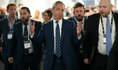 Le chef du parti Reform UK, Nigel Farage (c) arrive à la conférence du parti à Birmingham, dans le centre de l'Angleterre, le 5 septembre 2025 ( AFP / Oli SCARFF )