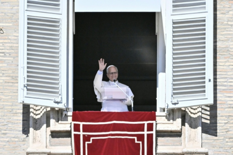 Le pape Léon XIV durant la prière de l'Angélus, depuis le palais apostolique sur la place Saint-Pierre, au Vatican, le 11 octobre 2026 ( AFP / Filippo MONTEFORTE )