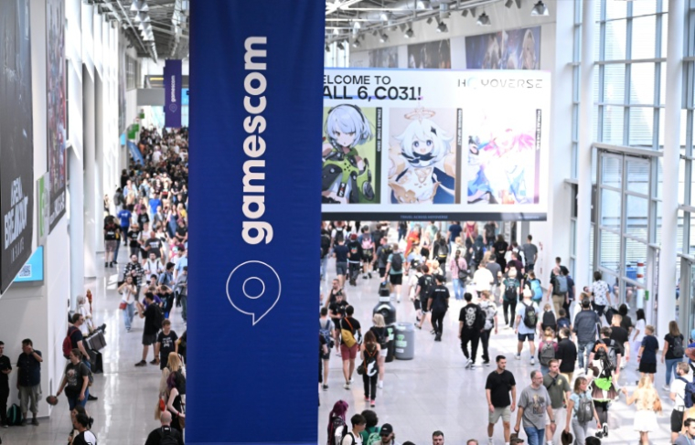 Des visiteurs au salon des jeux vidéo Gamescom, à Cologne, dans l'ouest de l'Allemagne, le 22 août 2024 ( AFP / Ina FASSBENDER )