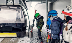 De plus en plus de stations de sports d’hiver proposent des accès coupe-file payants aux skieurs pour leur permettre d’éviter l’attente aux remontées mécaniques.