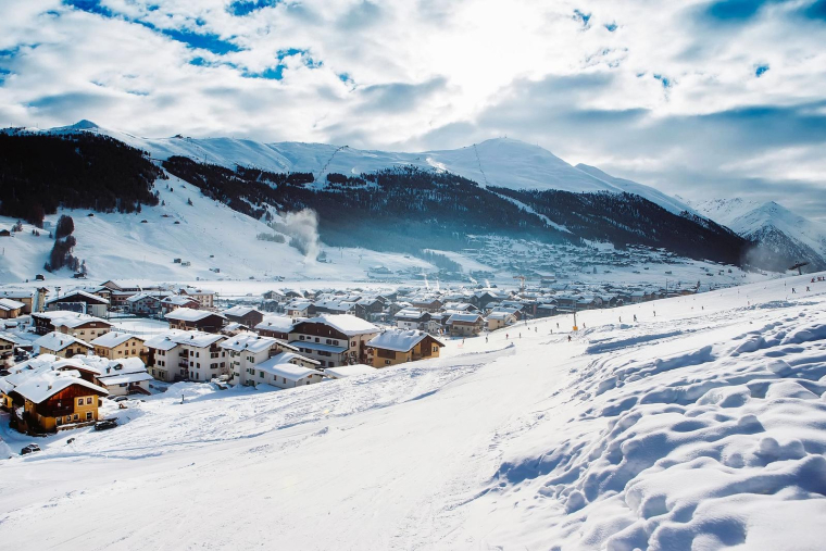 Dans les stations de ski, les logements sont souvent anciens et peu performants d'un point de vue énergétique. (Illustration) (David Mark / Pixabay)