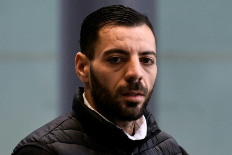 L'influenceur algérien "Imad Tintin" arrive au tribunal pour un procès accéléré pour "incitation directe à un acte de terrorisme", le 6 janvier 2025 à Grenoble ( AFP / JEAN-PHILIPPE KSIAZEK )