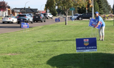 Un militant favorable à la séparation de l'Alberta du Canada plante des affiches "Choose Alberta", le 23 septembre 2026 à Medicine Hat ( AFP / ABED ZAQ )