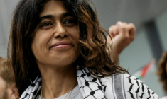 L'eurodéputée LFI Rima Hassan, à Orly dans le Val-de-Marne, le 7 octobre 2025 ( AFP / Anne-Christine POUJOULAT )