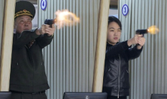 Photo prise le 11 mars 2026 et publiée par l'agence étatique de Corée du Nord KCNA le 12 mars de Kim Ju Ae, la fille du dirigeant nord-coréen Kim Jong Un, en train de tirer avec un pistolet, dans un lieu non divulgué en Corée du Nord ( KCNA VIA KNS / STR )