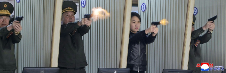 Photo prise le 11 mars 2026 et publiée par l'agence étatique de Corée du Nord KCNA le 12 mars de Kim Ju Ae, la fille du dirigeant nord-coréen Kim Jong Un, en train de tirer avec un pistolet, dans un lieu non divulgué en Corée du Nord ( KCNA VIA KNS / STR )