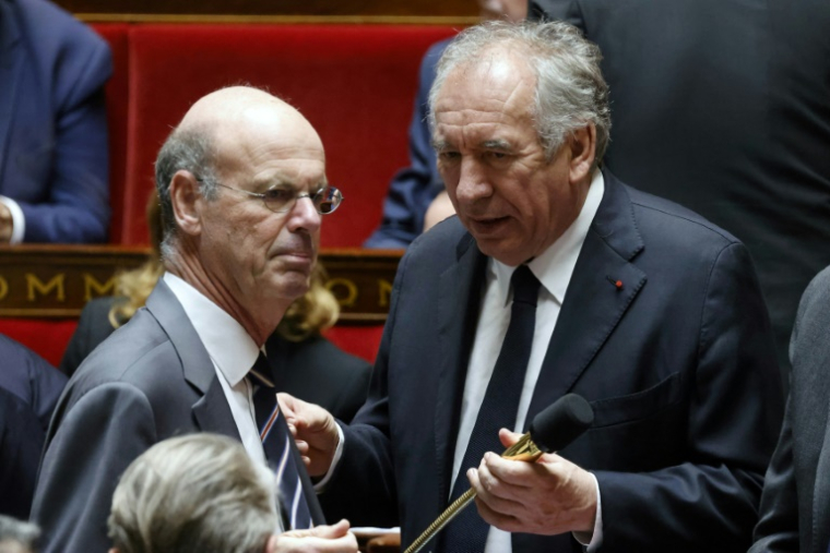 Le ministre de l'Economie Eric Lombard (à gauche) et le Premier ministre François Bayrou, à l'Assemblée nationale à Paris, le 29 avril 2025 ( AFP / Ludovic MARIN )