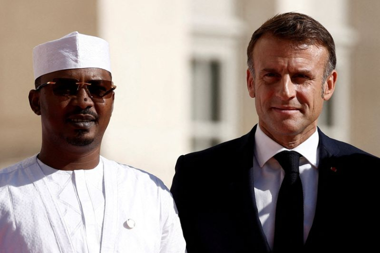 Le président Emmanuel Macron pose avec le président tchadien, le général Mahamat Idriss Déby Itno