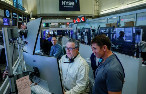 Les négociateurs de contrats à terme et d'options travaillent à la Bourse de New York (NYSE), à New York.