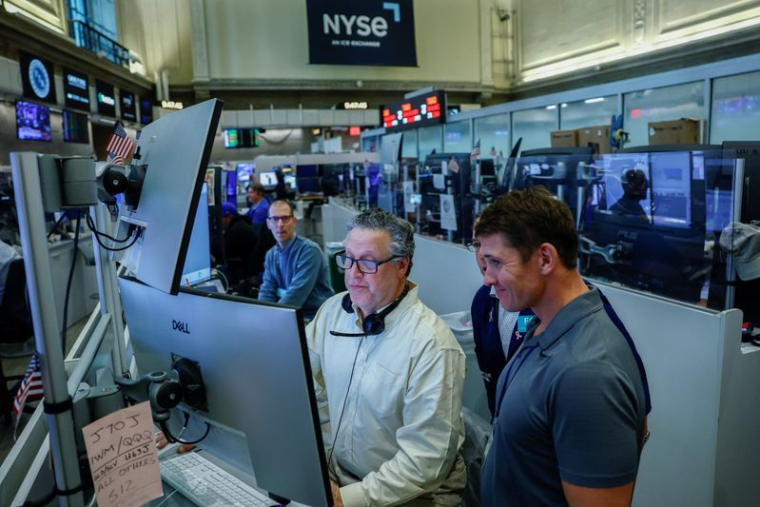 Les négociateurs de contrats à terme et d'options travaillent à la Bourse de New York (NYSE), à New York.