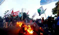 Des manifestants rassemblés pour protester contre une indemnité versée aux députés, à Gotontalo, en Indonésie, le 1er septembre 2025. ( AFP / Dhidot  )