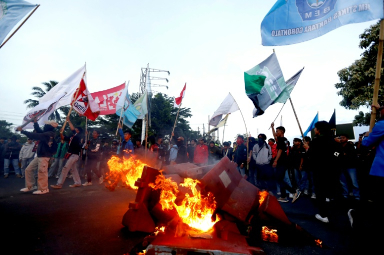 Des manifestants rassemblés pour protester contre une indemnité versée aux députés, à Gotontalo, en Indonésie, le 1er septembre 2025. ( AFP / Dhidot )