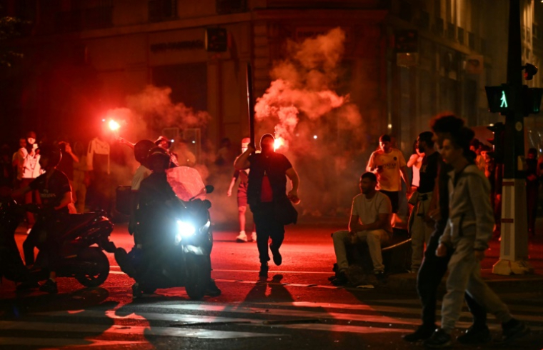Des supporteurs du Paris Saint-Germain célèbrent la victoire de leur club le 1er juin 2025 à Paris ( AFP / LOU BENOIST )