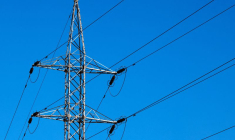 Un pylône électrique est visible sur le site belge du fabricant d'acier inoxydable Aperam, à Genk, en Belgique