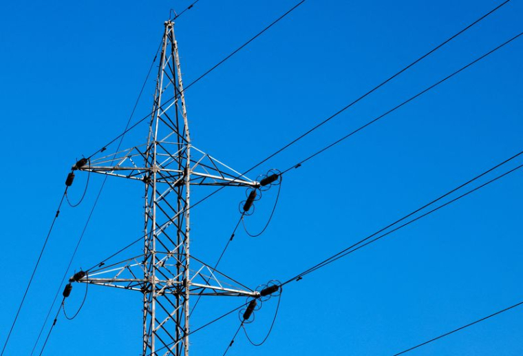 Un pylône électrique est visible sur le site belge du fabricant d'acier inoxydable Aperam, à Genk, en Belgique