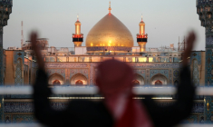 Un homme photographié dans le sanctuaire de l'imam chiite Ali, dans la ville sainte irakienne de Najaf, le 10 mars 2026 ( AFP / AHMAD AL-RUBAYE )