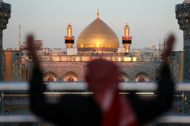 Un homme photographié dans le sanctuaire de l'imam chiite Ali, dans la ville sainte irakienne de Najaf, le 10 mars 2026 ( AFP / AHMAD AL-RUBAYE )