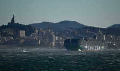 Un porte-contenur de la CMA CGM, en baie de Marseille, en 2023 (illustration) ( AFP / CHRISTOPHE SIMON )