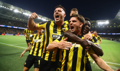 Un splendide coup franc offre la 1re victoire à l'AEK Athènes en C1 depuis 20 ans