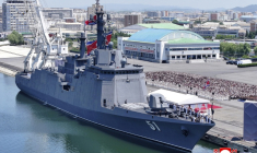 Cette photo, prise le 23 juin 2026 et diffusée le lendemain par l'agence de presse officielle nord-coréenne KCNA, montre la cérémonie d'entrée en service du destroyer multimission de nouvelle génération "Choe Hyon" au port de Nampo, en Corée du Nord ( KCNA VIA KNS / STR )