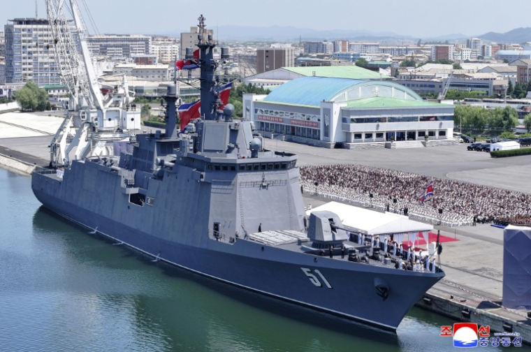 Cette photo, prise le 23 juin 2026 et diffusée le lendemain par l'agence de presse officielle nord-coréenne KCNA, montre la cérémonie d'entrée en service du destroyer multimission de nouvelle génération "Choe Hyon" au port de Nampo, en Corée du Nord ( KCNA VIA KNS / STR )