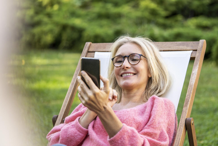 Avec ces placements, Nathalie combine sécurité financière, revenus complémentaires et transmission optimisée. Elle doit simplement choisir entre laisser fructifier ses placements ou percevoir des revenus complémentaires. ( crédit photo : Getty Images/PhotoAlto )