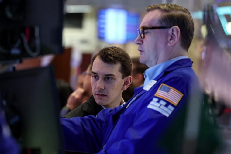 Des traders travaillent dans la salle des marchés de la Bourse de New York