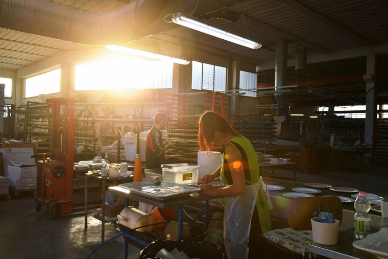Des employés travaillent dans une usine de céramique à Citta di Castello