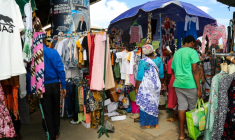 Des clients au marché couvert de Mamoudzou à Mayotte, le 1er mai 2022 ( AFP / Ali AL-DAHER )