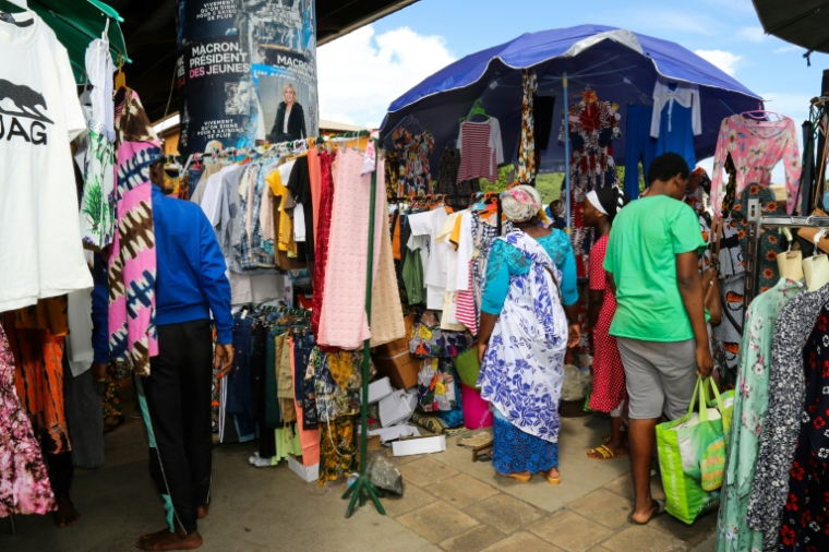 Des clients au marché couvert de Mamoudzou à Mayotte, le 1er mai 2022 ( AFP / Ali AL-DAHER )