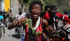 Une femme lors d'une manifestation demandant l'aide du gouvernement pour lutter contre la violence des gangs