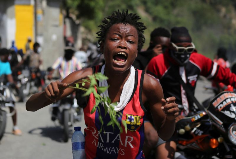 Une femme lors d'une manifestation demandant l'aide du gouvernement pour lutter contre la violence des gangs