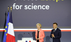 Le président Emmanuel Macron et la présidente de la Commission européenne, Ursula von der Leyen lors de la conférence "Choose Europe for Science" à l'Université de la Sorbonne, le 5 mai 2025 à Paris ( POOL / Gonzalo Fuentes )