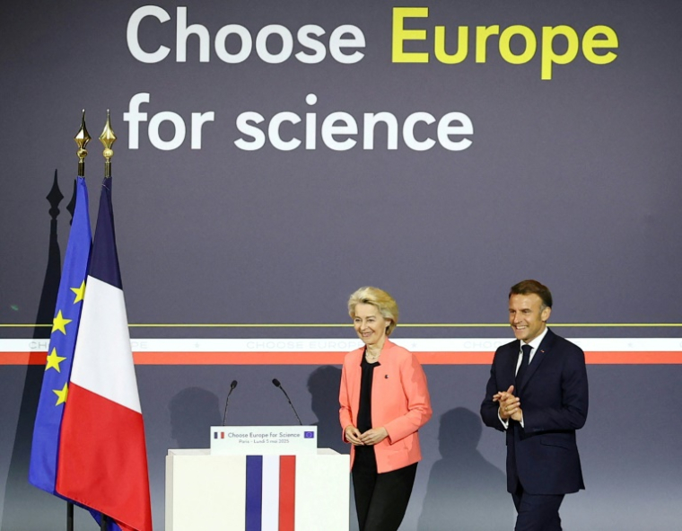 Le président Emmanuel Macron et la présidente de la Commission européenne, Ursula von der Leyen lors de la conférence "Choose Europe for Science" à l'Université de la Sorbonne, le 5 mai 2025 à Paris ( POOL / Gonzalo Fuentes )