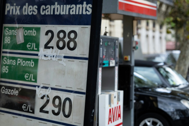 Depuis janvier, le prix moyen du gazole a augmenté de plus de 50% et celui du SP95-E10, le plus vendu, de plus de 30%, selon une analyse de l'AFP ( AFP / Kenzo TRIBOUILLARD )