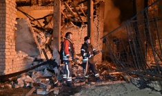 Des secouristes ukrainiens sur le site d'une frappe de drone sur une infrastructure énergétique à Kharkiv, le 7 octobre 2025 ( AFP / SERGEY BOBOK )