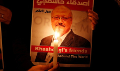 Un manifestant tient une affiche avec la photo du journaliste saoudien Jamal Khashoggi devant le consulat d'Arabie saoudite à Istanbul