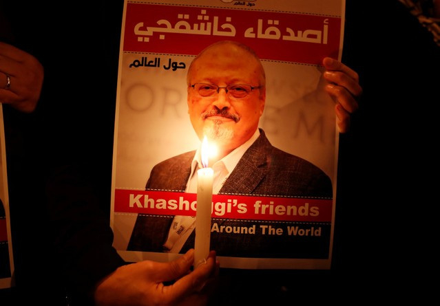 Un manifestant tient une affiche avec la photo du journaliste saoudien Jamal Khashoggi devant le consulat d'Arabie saoudite à Istanbul