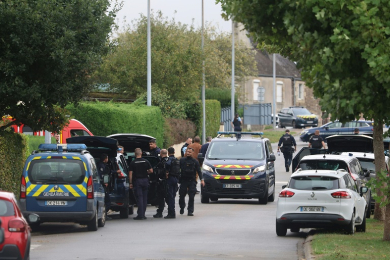 Les gendarmes bloquent la circulation à côté d'un immeuble où un homme, soupçonné d'avoir tué une femme, s'est barricadé, le 4 septembre 2026 à Plourin-lès-Morlaix, dans le Finistère ( AFP / Fred TANNEAU )