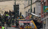 Police et pompiers sur le site de l'accident de funiculaire qui a fait plusieurs morts à Lisbonne, au Portugal, le 3 septembre 2025 ( AFP / PATRICIA DE MELO MOREIRA )