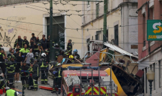 Police et pompiers sur le site de l'accident de funiculaire qui a fait plusieurs morts à Lisbonne, au Portugal, le 3 septembre 2025 ( AFP / PATRICIA DE MELO MOREIRA )