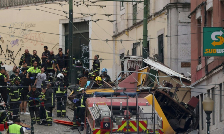 Police et pompiers sur le site de l'accident de funiculaire qui a fait plusieurs morts à Lisbonne, au Portugal, le 3 septembre 2025 ( AFP / PATRICIA DE MELO MOREIRA )