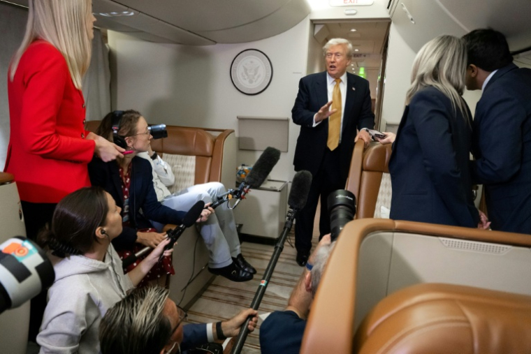 Le président américain Donald Trump s'adressant aux journalistes à bord d'Air Force One, le 9 juillet 2026 ( AFP / SAUL LOEB )